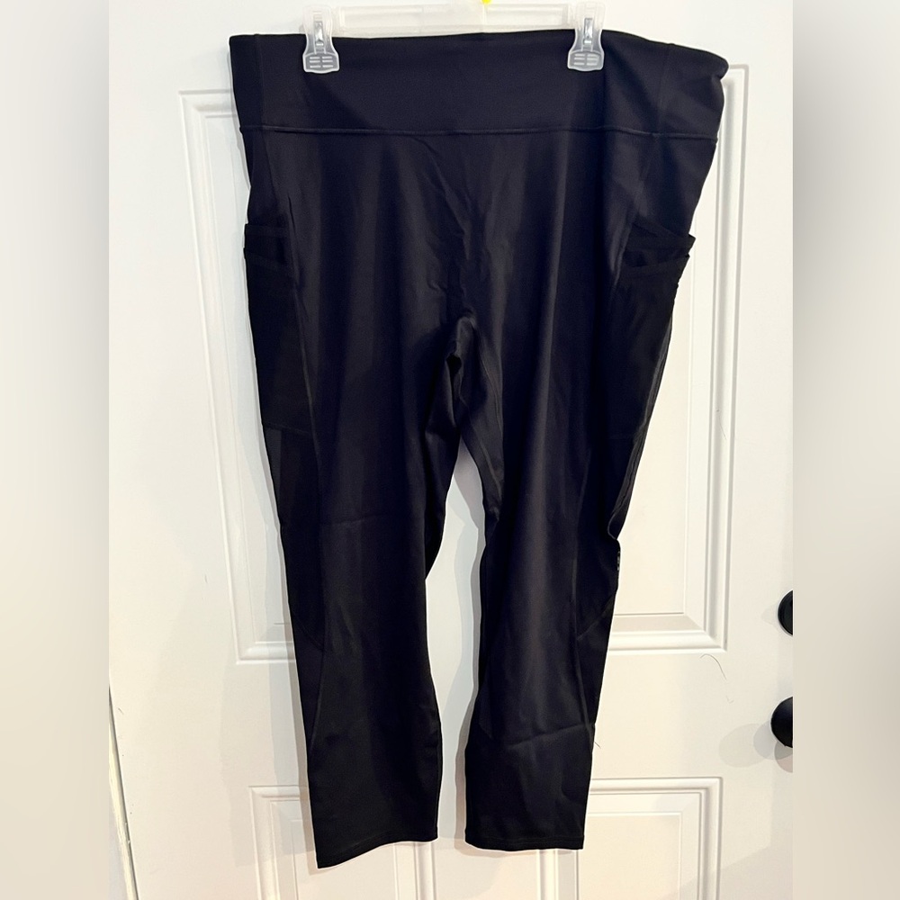 NWT FABLETICS - Trinity Mid-rise 7/8 leggings